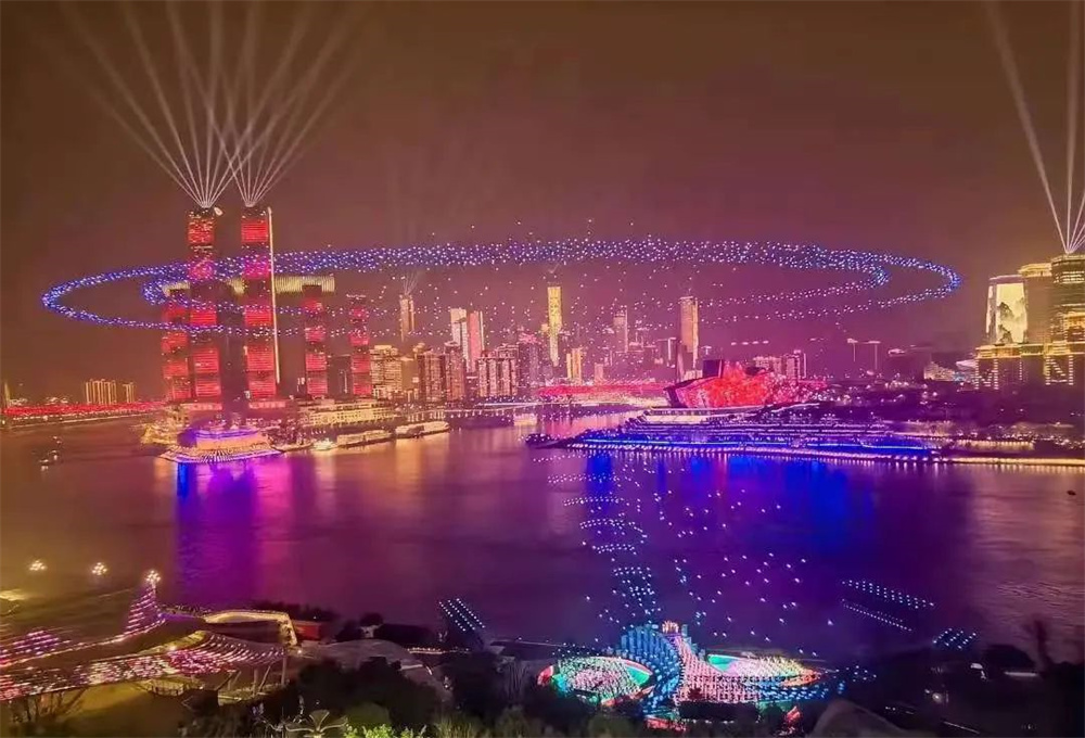 2025央視春節(jié)聯(lián)歡晚會(huì)（重慶分會(huì)場(chǎng)）?歐瑪燈光閃耀全場(chǎng) 無(wú)人機(jī)燈光秀表演開(kāi)場(chǎng) 畫(huà)面壯觀(guān)震撼！